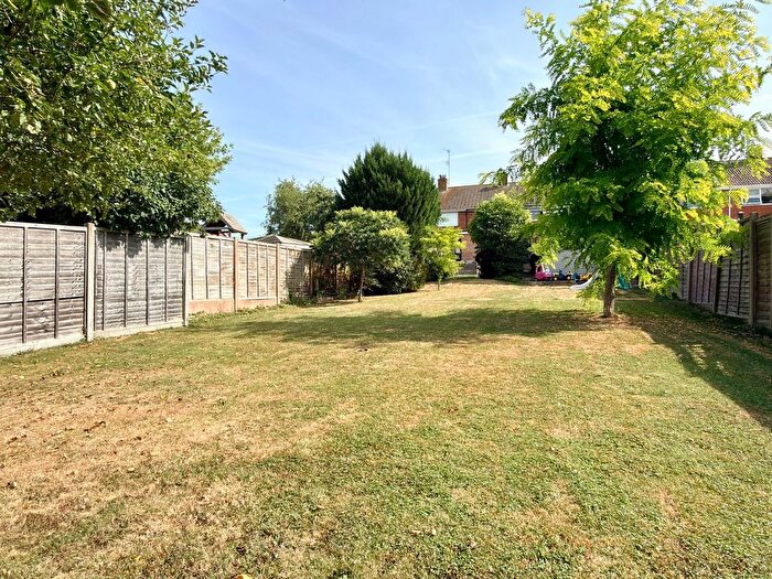 3 Bedroom Semi-Detached House For Sale In Derwent Drive, Tewkesbury, GL20