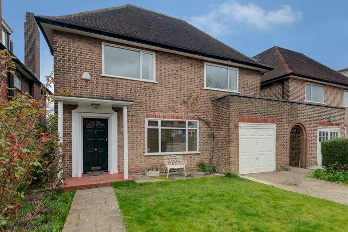 4 Bedroom Detached House To Rent In Linden Lea, London, N2