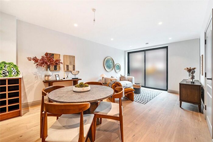 4 Bedroom Terraced House For Sale In Lynwood Close, London, E18