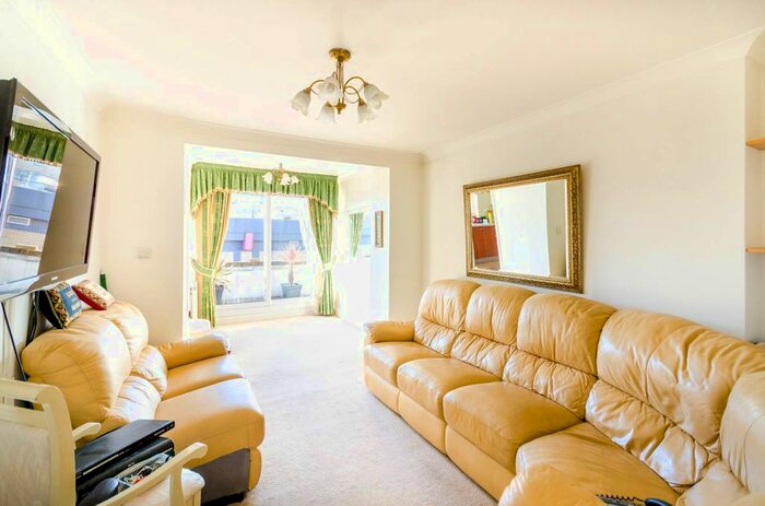 2 Bedroom Flat To Rent In Upper Tachbrook Street, Pimlico, London, SW1V