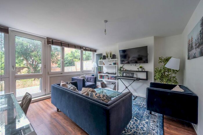 3 Bedroom Maisonette To Rent In Hersham Close, Roehampton, London, SW15