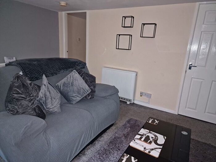 1 Bedroom Flat To Rent In Salisbury Grove, Leeds, LS12