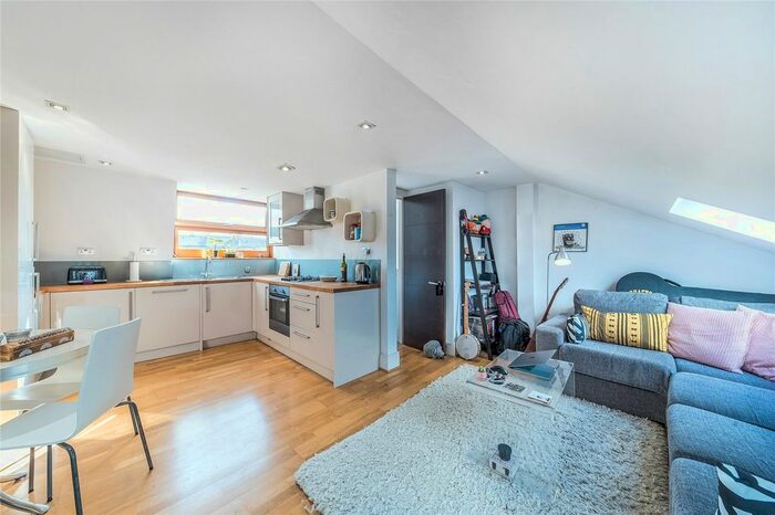1 Bedroom Maisonette To Rent In Hubert Grove, Clapham North, SW9