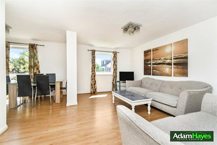 3 Bedroom Apartment To Rent In Friern Park, North Finchley, N12