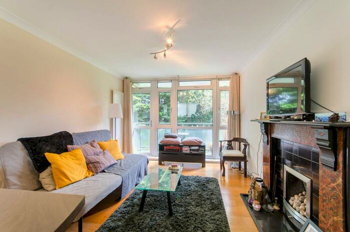 1 Bedroom Flat To Rent In Winterfold Close, Wandsworth, London, SW19