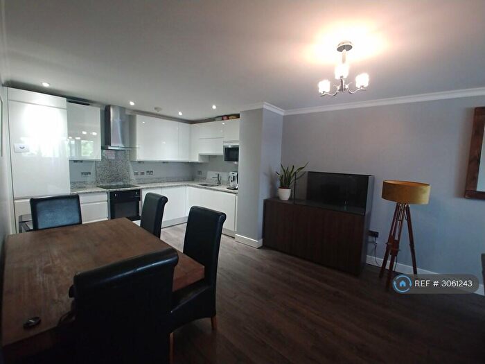 2 Bedroom Flat To Rent In Leamore Court, London, E2
