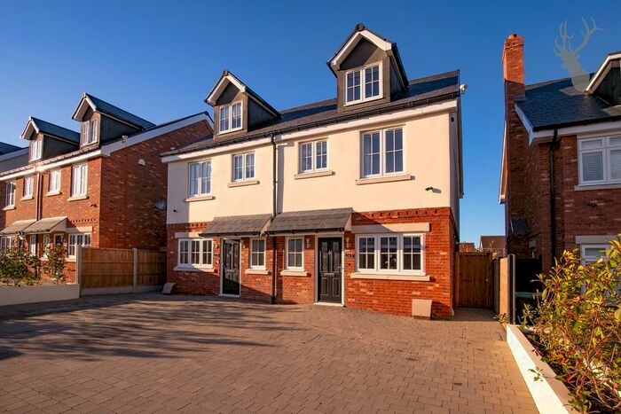 3 Bedroom Property To Rent In Oak Hill Road, Stapleford Abbotts, Romford, RM4