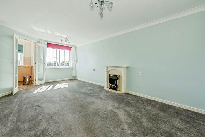 1 Bedroom Flat For Sale In Ridings Court, Reigate, RH2