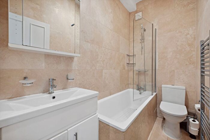 2 Bedroom Flat For Sale In Carleton Road, London, N7