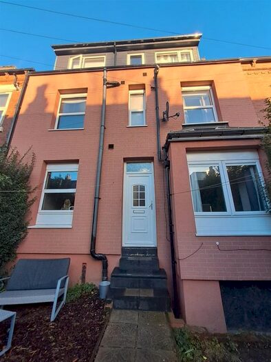 Studio To Rent In Cross Flatts Crescent, Leeds, LS11
