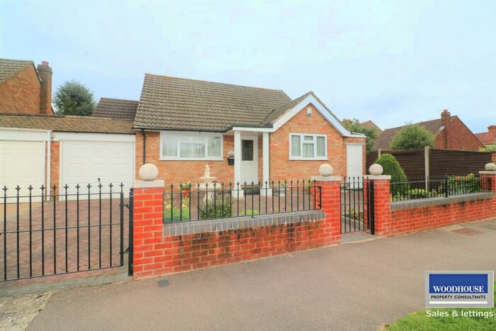 2 Bedroom Detached Bungalow To Rent In Rushleigh Avenue, Cheshunt, Waltham Cross, EN8