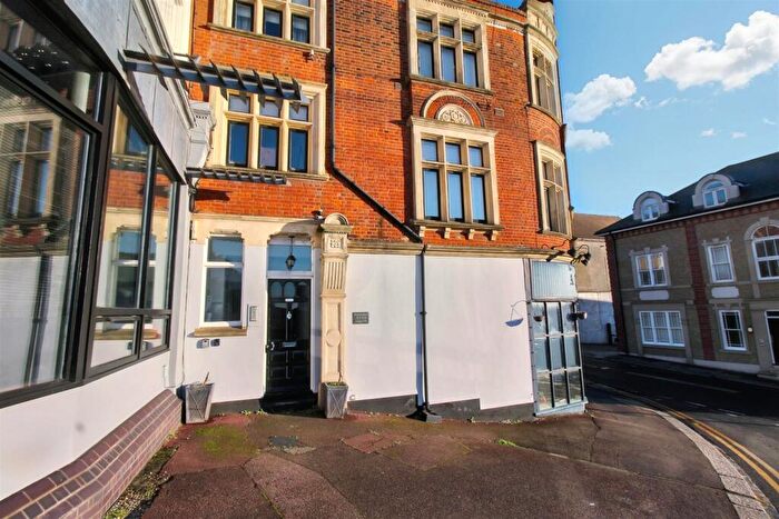 2 Bedroom Flat To Rent In Quarterdeck, - Leigh Hill, Leigh On Sea, SS9