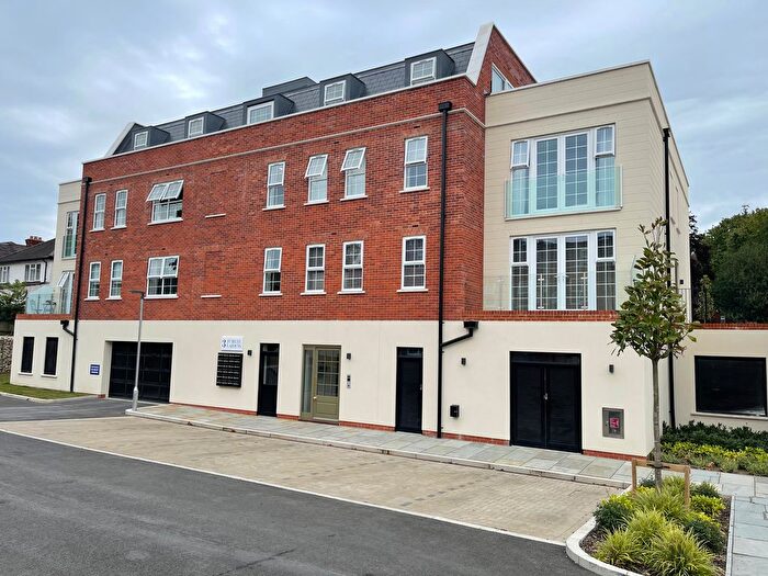 2 Bedroom Flat For Sale In Jubilee Gardens, Weybridge, KT13