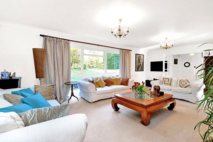 4 Bedroom Detached House To Rent In Beech Close, Cobham, Surrey, KT11