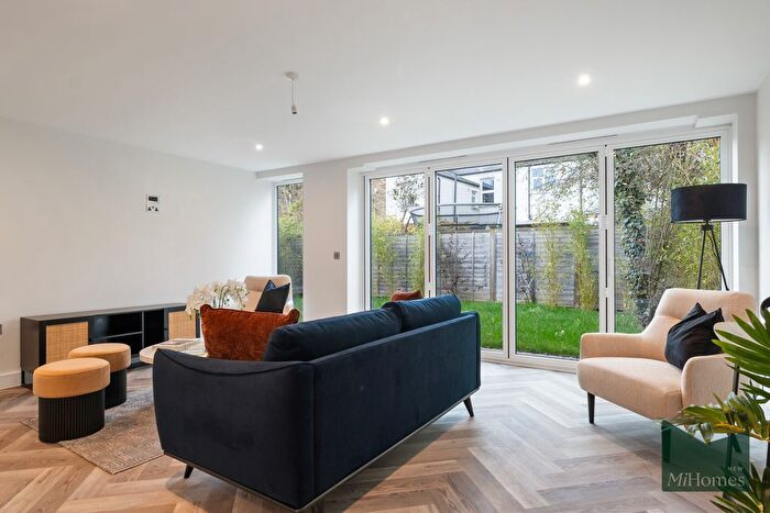 3 Bedroom Semi Detached House For Sale In Scarlet Oaks, Oakwood, N14