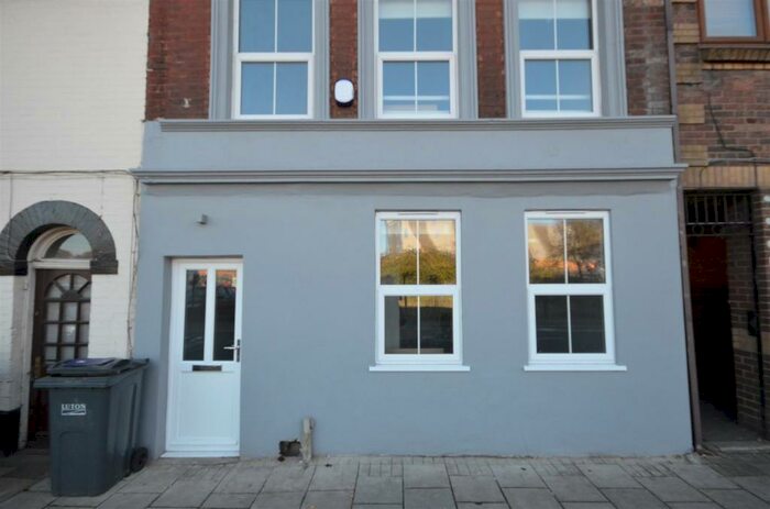 3 Bedroom Terraced House To Rent In Guildford Street, Luton, LU1