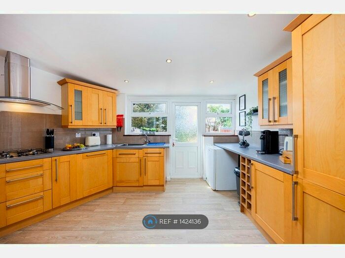 2 Bedroom Semi-Detached House To Rent In Ilford, Ilford, IG5