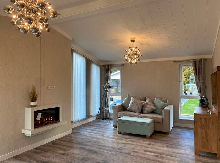 2 Bedroom Mobile/park Home For Sale In Childswickham Road, Broadway, WR12