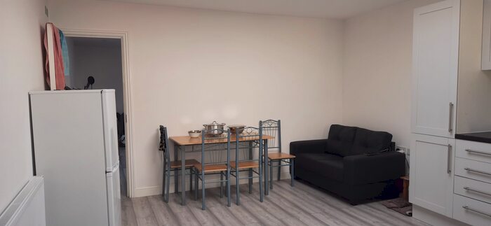 1 Bedroom Flat To Rent In Central Avenue, Hounslow, TW3