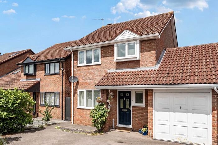 3 Bedroom Link Detached House For Sale In Highmoors, Chineham, RG24