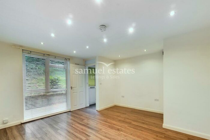 Flat To Rent In Honor Oak Road, London, SE23