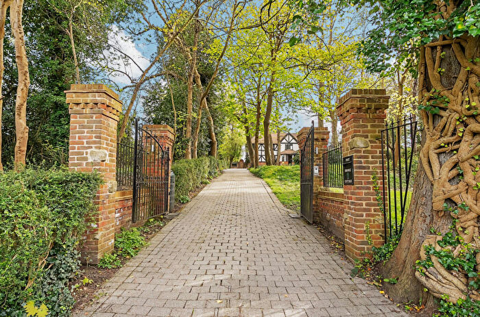 4 Bedroom Detached House For Sale In Downe Road, Keston, Kent, BR2