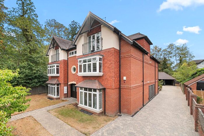 2 Bedroom Flat For Sale In Parvis Road, West Byfleet, Surrey, KT14