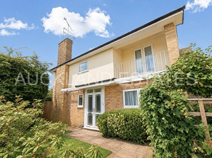 3 Bedroom Detached House For Sale In Osborne Road, Little Heath, EN6
