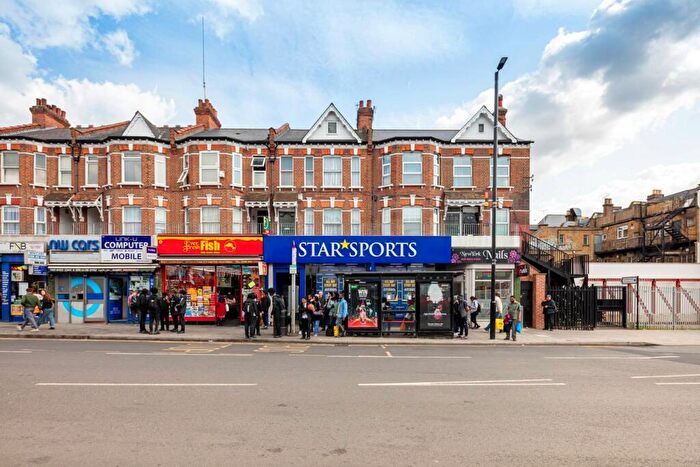 3 Bedroom Apartment To Rent In Cricklewood Lane, Cricklewood, NW2
