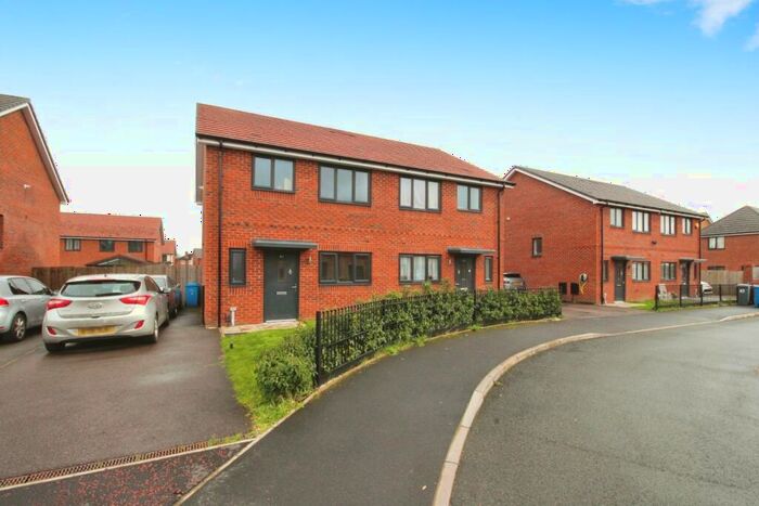 3 Bedroom Semi-Detached House To Rent In Weaving Way, Manchester, Greater Manchester, M18