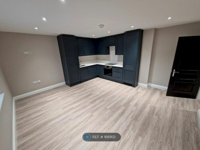 2 Bedroom Flat To Rent In Wootton Place, Basildon, SS16