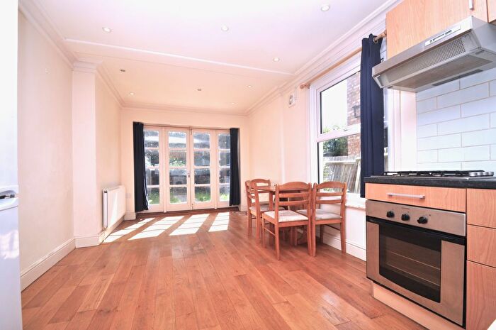 2 Bedroom Flat To Rent In Murray Road, Ealing, London, W5