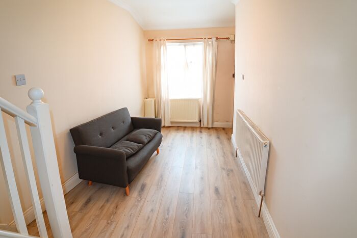 2 Bedroom Maisonette To Rent In Clifton Road, Ilford, IG2
