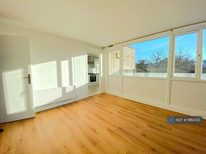 2 Bedroom Flat To Rent In Ward Royal, Windsor, SL4