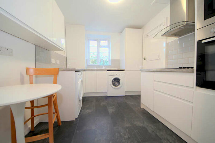 3 Bedroom Flat To Rent In High Street, Southgate N14