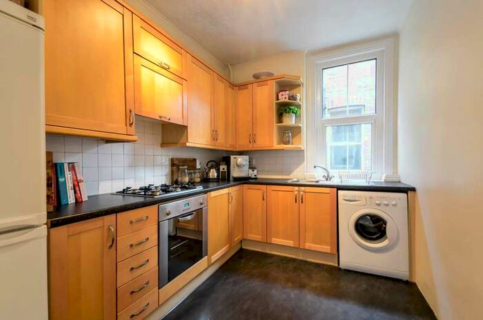 2 Bedroom Flat To Rent In Downs Road, Beckenham, BR3