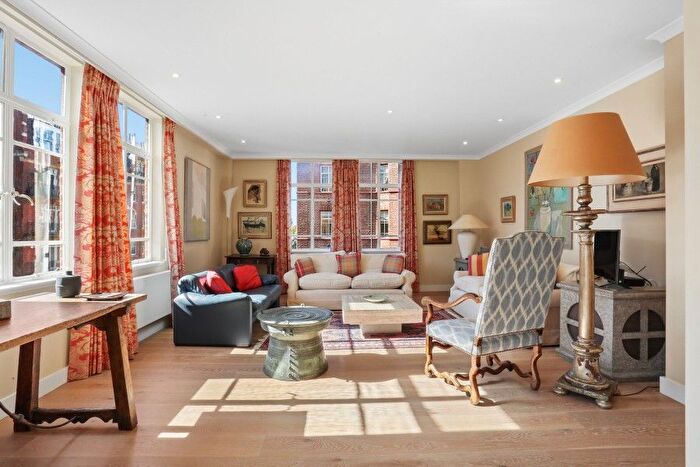 4 Bedroom Flat For Sale In Oakwood Court, Abbotsbury Road, London, W14