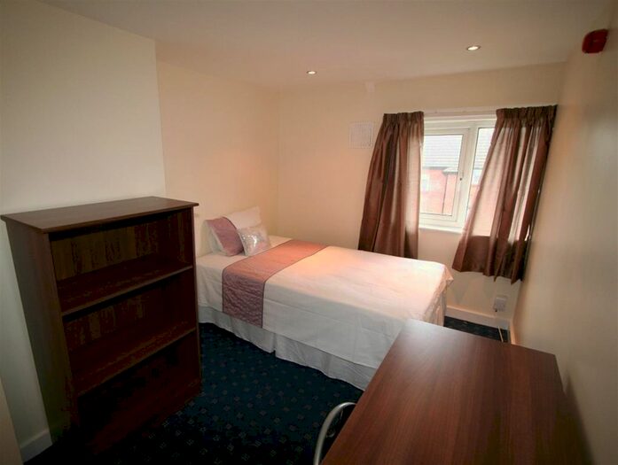 4 Bedroom Property To Rent In Talbot View, Headingley, LS4