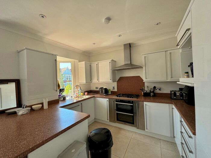 3 Bedroom Flat To Rent In Church Crescent, London, N3