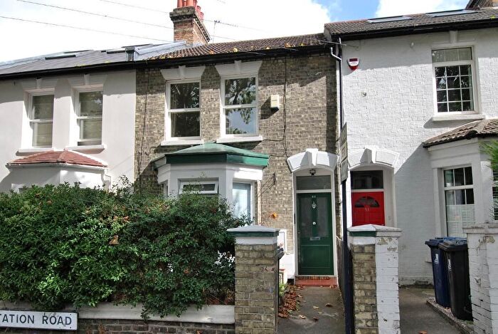 1 Bedroom Flat For Sale In Station Road, Hanwell, London, W7