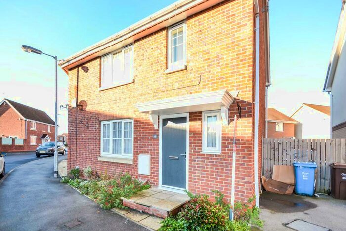 2 Bedroom End Of Terrace House To Rent In Pasture View, Kingswood, Hull, HU7