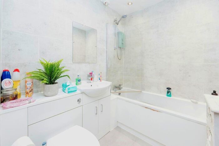 2 Bedroom Flat For Sale In Ferguson Grove, Cheshunt, Waltham Cross, EN8