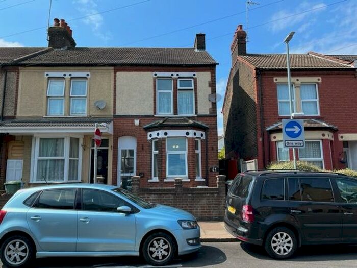 4 Bedroom End Of Terrace House To Rent In Shaftesbury Road, Luton, Bedfordshire, LU4