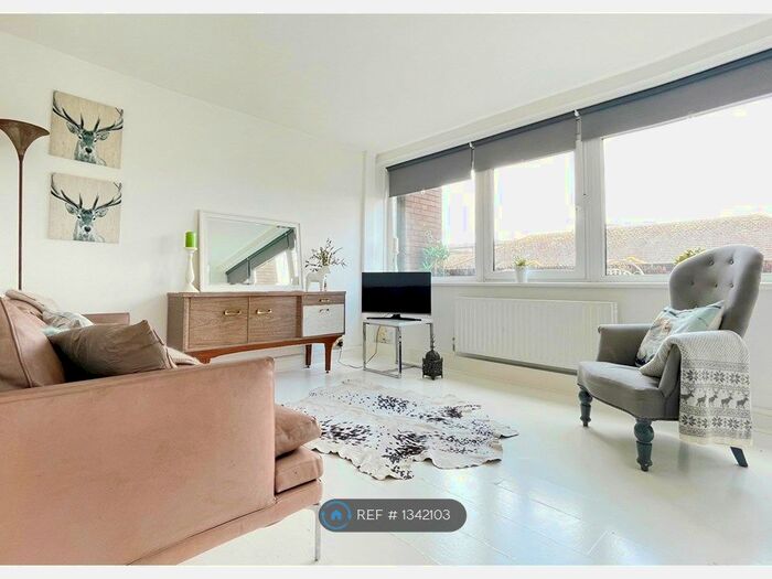 3 Bedroom Flat To Rent In Mursell Estate, London, SW8