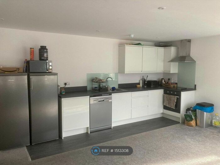 2 Bedroom Flat To Rent In Skircoat Green Road, Halifax, HX3