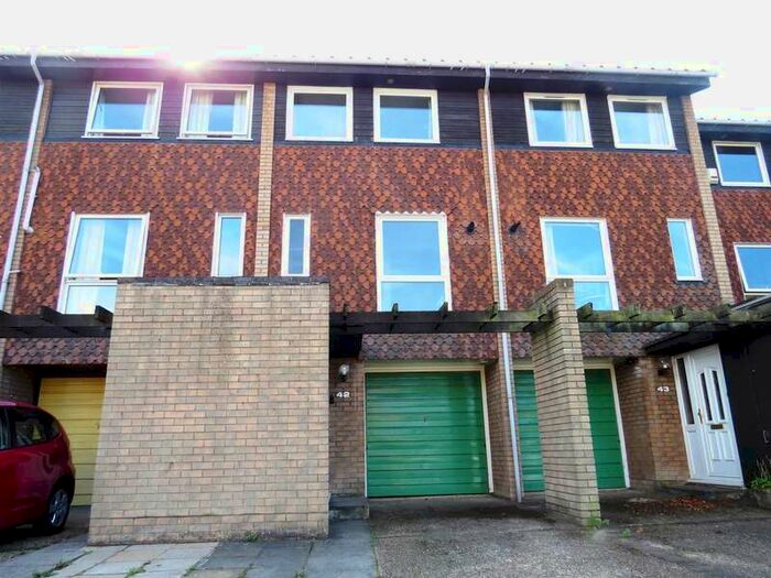 3 Bedroom House To Rent In Bardsley Close, Croydon, CR0