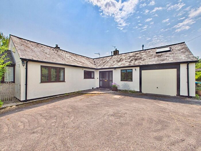 3 Bedroom Detached Bungalow For Sale In Garnes Lane, Fulbrook, OX18
