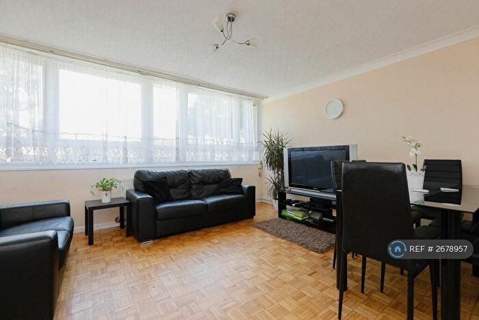 2 Bedroom Flat To Rent In Oxford Gardens, London, N21