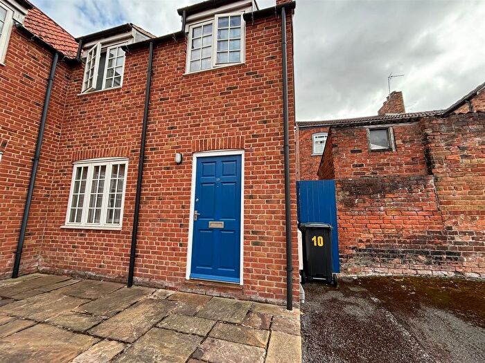 2 Bedroom End Of Terrace House To Rent In Leakes Court, James Street, LN11