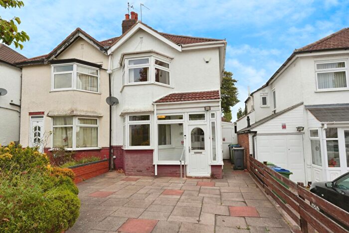 3 Bedroom Semi-Detached House For Sale In Holly Road, Oldbury, B68